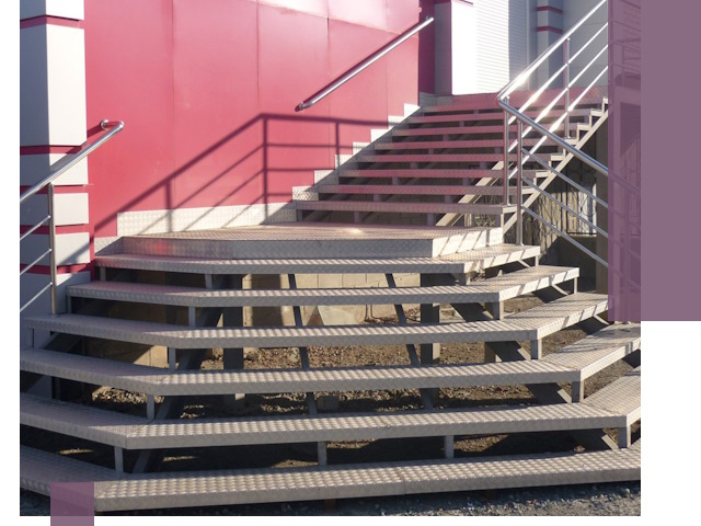 Лестницы для магазина в Благовещенске — изготовление и монтаж