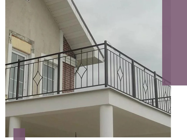 Изготовление балконных ограждений в Благовещенске из металла и стекла